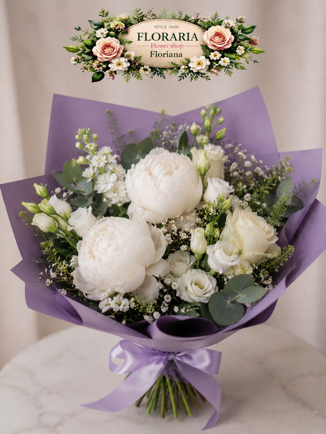 Buchet cu flori albe și hârtie violet